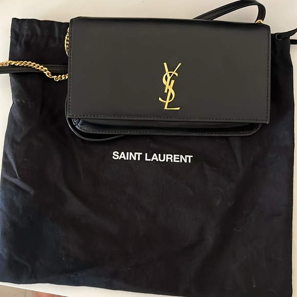 Saint Laurent
Monogram phone holder
ID 15243256 - Picture 3 of 4
